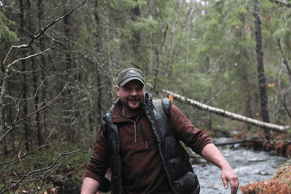 Antti Kotajärvi kävelee metsässä